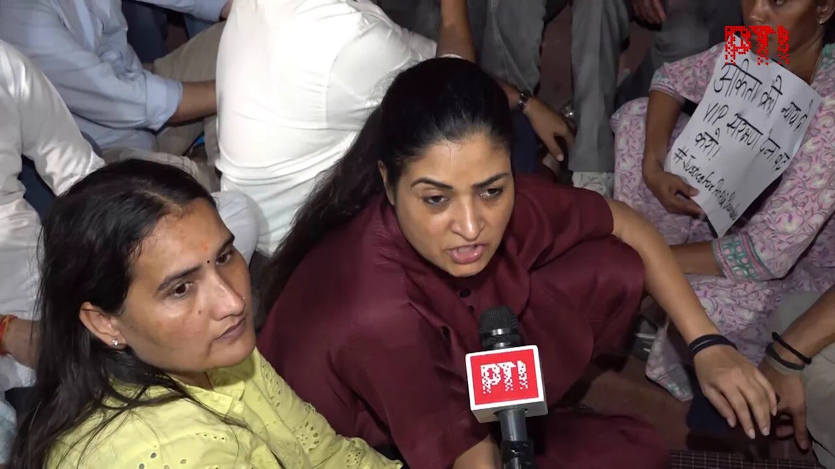 Ankita Bhandari case: Congress leaders meet parents protesting at Delhi's India Gate
