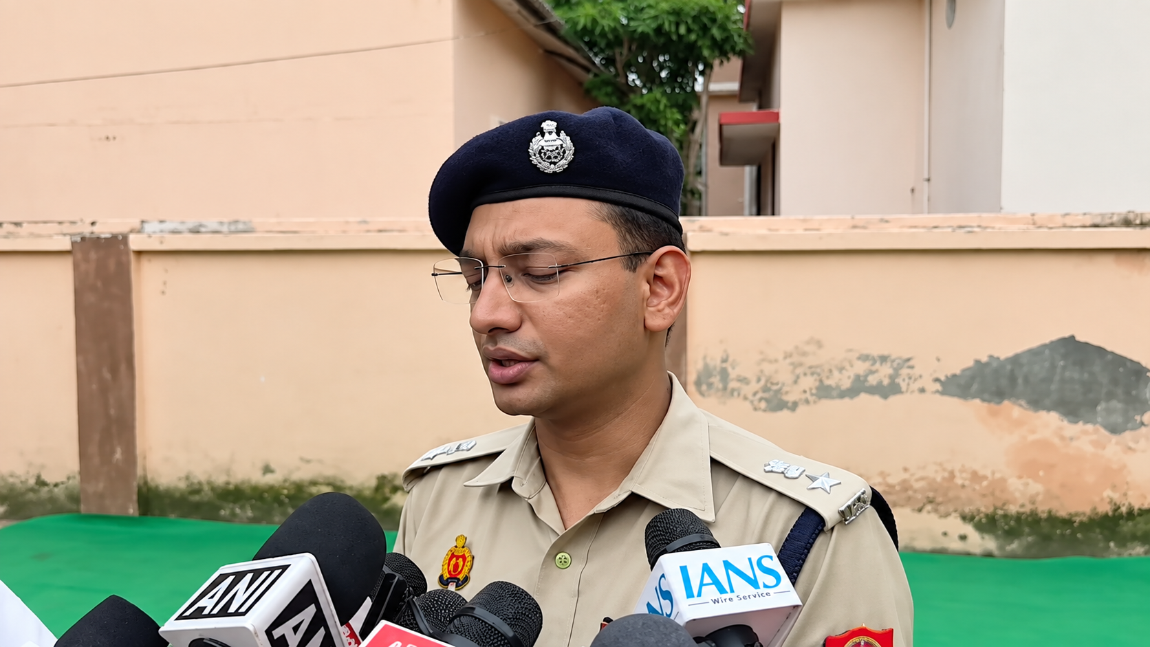 मथुरा में गोवर्धन परिक्रमा कर रही मुंबई की महिला पर हमला, नाक में चोट के बाद नथनी छीनी