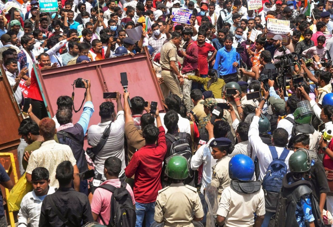 Patna TRE-4 protest turns tense as police use water cannon and lathicharge