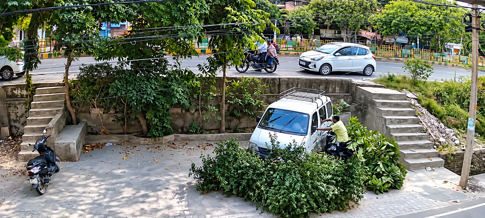 गाजियाबाद में बच्चों से भरी स्कूल गाड़ी सर्विस रोड पर गिरी, राहगीर ने सभी को बाहर निकाला