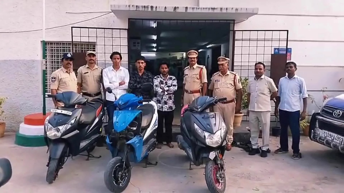 हैदराबाद में सड़क पर खतरनाक बाइक स्टंट, रील्स बनाने वाले तीन युवक गिरफ्तार