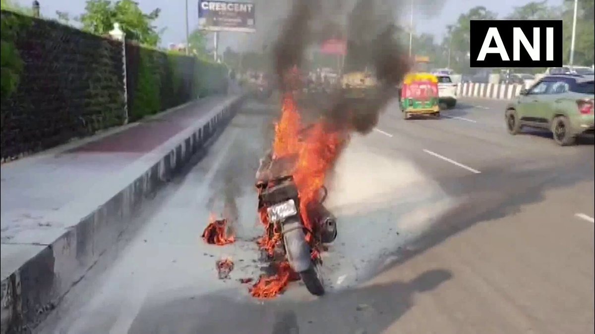 लखनऊ के 1050 चौराहे के पास बाइक में लगी आग, फायर ब्रिगेड ने बुझाई लपटें