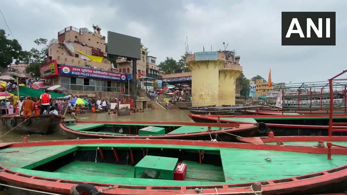 उत्तर प्रदेश के वाराणसी में गंगा का जलस्तर लगातार बढ़ा, रिवरफ्रंट और निचले इलाकों पर असर
