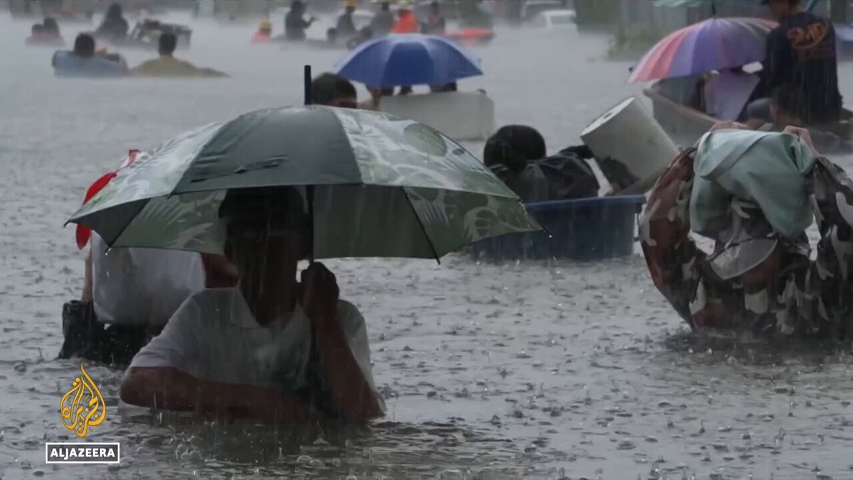 Bangkok floods leave tens of thousands stranded as Thailand sends 10,000 troops for evacuations