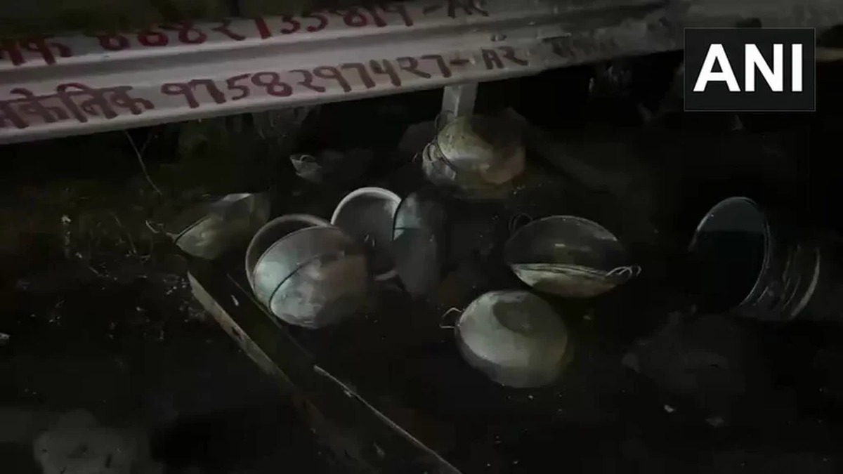 ग्रेटर नोएडा में दिल्ली-समस्तीपुर जा रही बस में आग, 32 यात्रियों को सुरक्षित निकाला गया