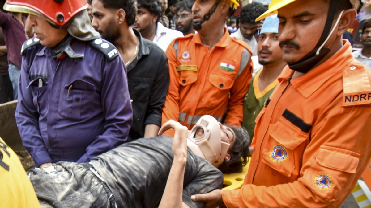 साउथ दिल्ली के सत्य निकेतन में 5 मंजिला इमारत गिरी, 3 की मौत और 5 की हालत गंभीर