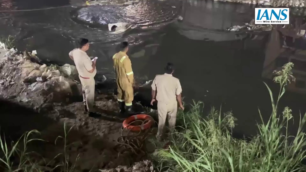 नोएडा सेक्टर 81 मेट्रो स्टेशन के पास नाले में गिरा व्यक्ति, तलाश जारी