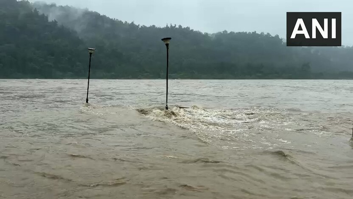 Ganga rises 5 cm above warning level in Rishikesh as heavy rain blocks highway