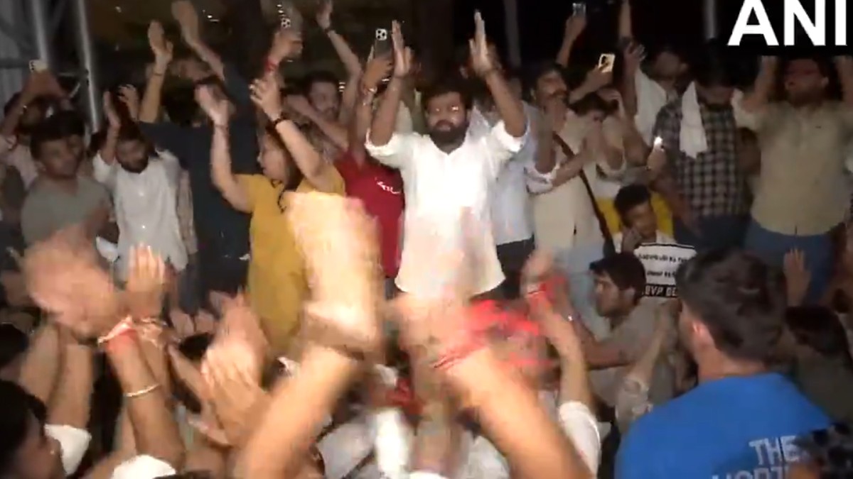 सत्या निकेतन बिल्डिंग हादसे पर ABVP का MCD ऑफिस के बाहर प्रदर्शन, कमिश्नर के इस्तीफे की मांग