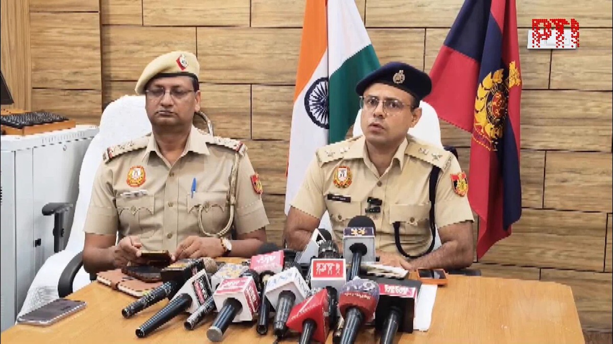 दिल्ली में अंतरराज्यीय साइबर फ्रॉड नेटवर्क: तीन Arrest, टीम का RAID