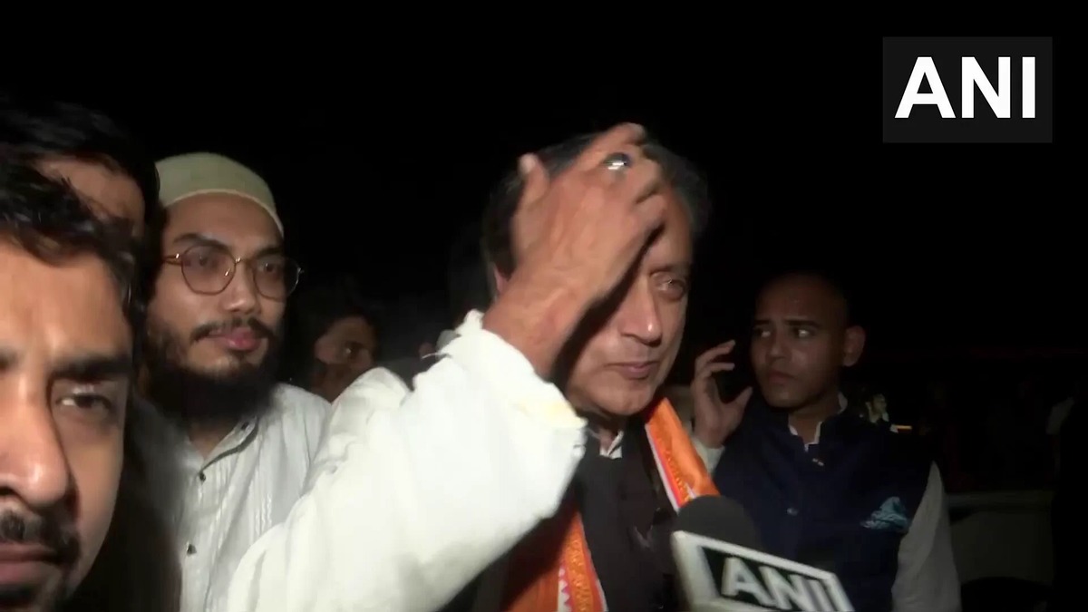 दिल्ली में INDIA ब्लॉक का प्रदर्शन, शशि थरूर बोले- मतदाता अधिकार बहाल करना जरूरी