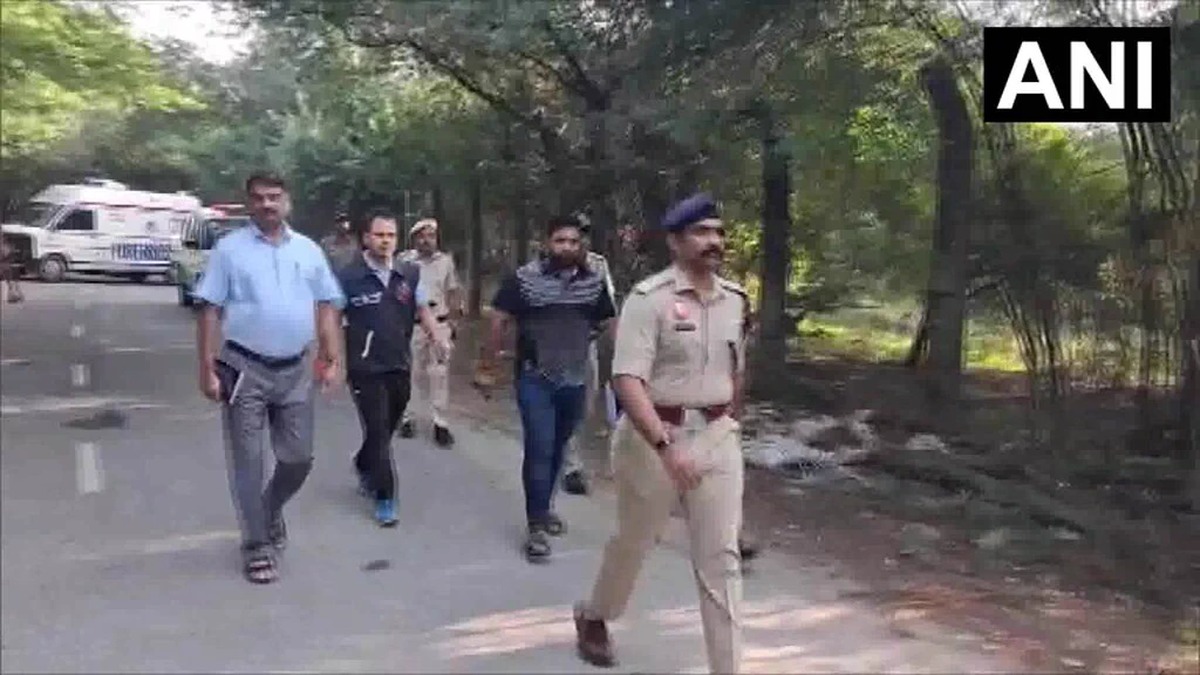 दिल्ली में पुलिस मुठभेड़: जसीम और कैफ घायल, 2 अधिकारी अस्पताल में भर्ती