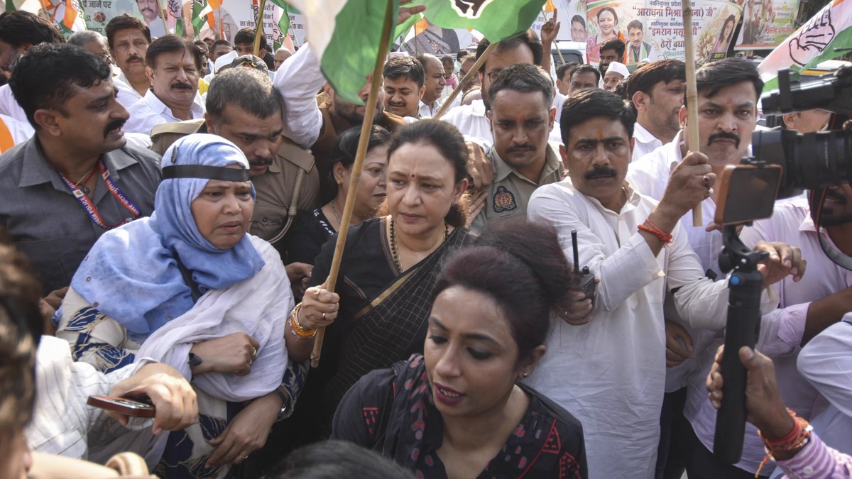 Uttar Pradesh Congress observes 'black day' over alleged action against Rahul, Priyanka