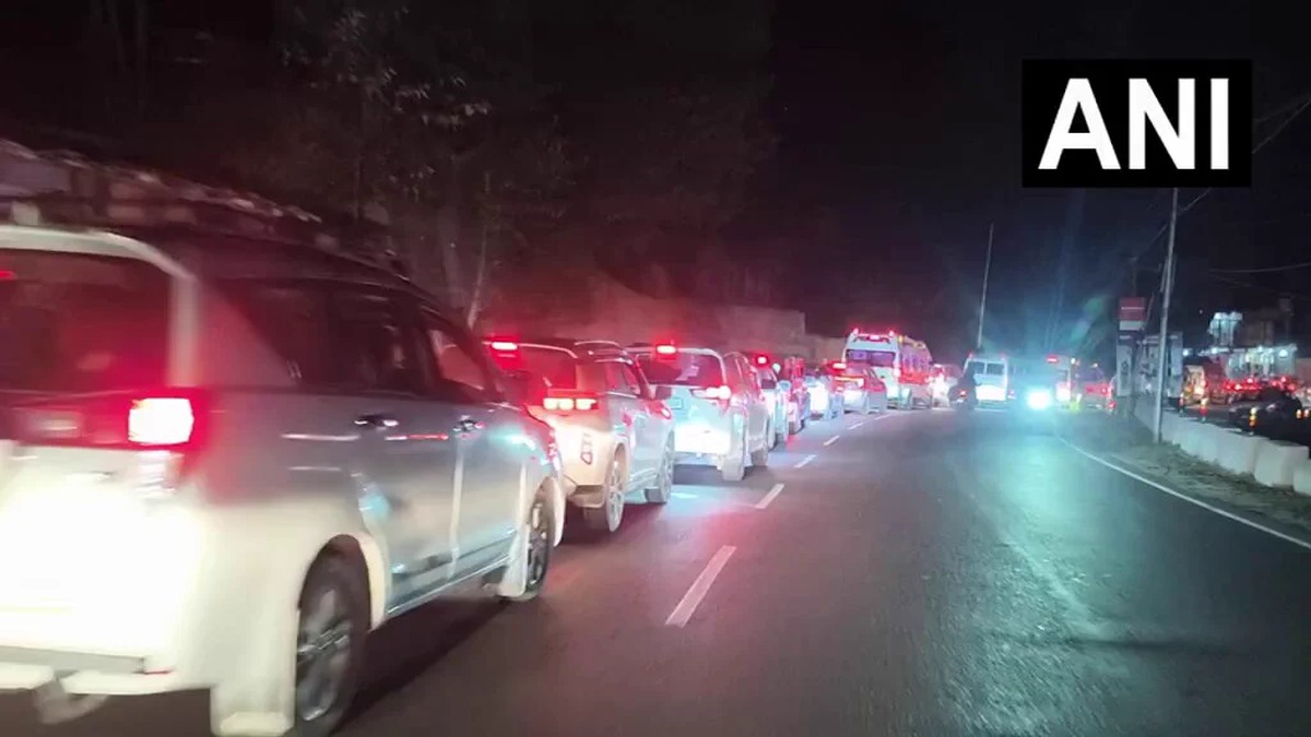 Heavy traffic builds on Manali-Rohtang Pass routes as tourist influx strains roads