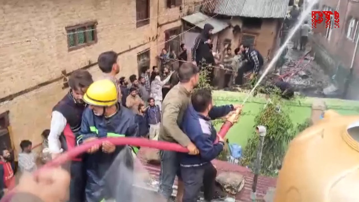 अनंतनाग के वेरिनाग में सात रिहायशी मकानों में आग, थमन कोट इलाके की घटना